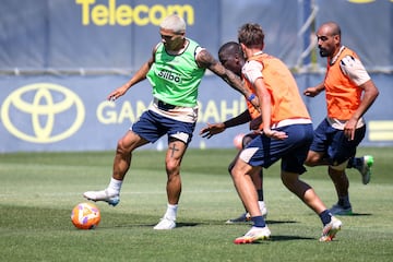 Brian Ocampo junto a José Antonio de la Rosa, Fali y Moussa Diakité.