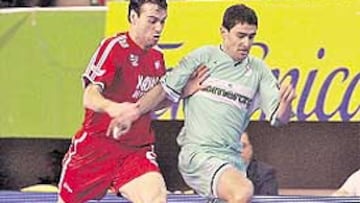 <b>IMPARABLES. </b>Josema, del Playas, persigue a Daniel, de Interviú.