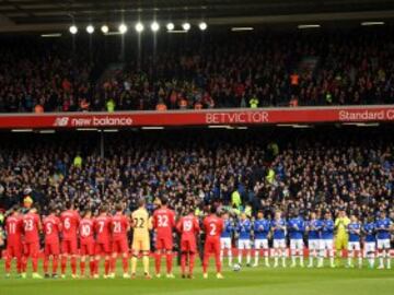 LIVERPOOL, ENGLAND - APRIL 01: Fans, players and officals observe a minutes silence for ex-Liverpool player Ronnie Moran who passsed away last week prior to the Premier League match between Liverpool and Everton