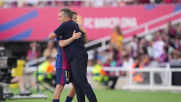 Marc Casadó se abraza con Flick después de ser sustituido en el Barça-Valladolid.