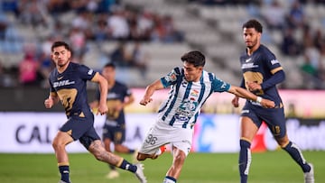 Elias Montiel (L) of Pachuca fights for the ball with Jose Caicedo (R) of Pachuca during the Play In match between Pachuca and Pumas UNAM as part of the Torneo Clausura 2024 Liga BBVA MX at Hidalgo Stadium on May 02, 2024 in Pachuca, Hidalgo, Mexico.