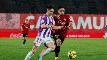 PALMA DE MALLORCA, 07/01/2023. El defensa del Valladolid, Iván Fresneda (i), disputa el balón ante el defensa del Mallorca, Jaume Costa (d), durante el encuentro correspondiente a la jornada 16 de primera división que disputan hoy sábado en el estadio de Son Moix, en Palma de Mallorca. EFE / Cati Cladera.