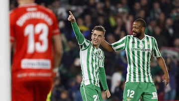 GRAF4312. SEVILLA, 09/12/2018.- El centrocampista argentino del Real Betis Giovani Lo Celso (c) celebra su gol, primero del equipo ante el Rayo Vallecano, durante el partido de la decimoquinta jornada de Liga que Real Betis y Rayo Vallecano disputan esta 