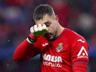 Soccer Football - UEFA Champions League - Bayer Leverkusen v Villarreal - BayArena, Leverkusen, Germany - January 28, 2026 Villarreal's Arnau Tenas reacts REUTERS/Thilo Schmuelgen