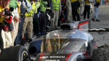 TOCADO. El Audi del equipo de Gené a su llegada al garaje, con la rueda derecha medio suelta.