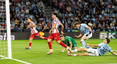 Pase de Griezmann en profundidad para Barrios. Este ganó la espalda a la defensa, se planta en el área entrando en diagonal e intentó regalar el gol a Julián pero Starfelt, que llegaba pasado, se tira con todo hacia atrás y termina mandando el balón a su portería. ¡Golpea primero el Atleti!