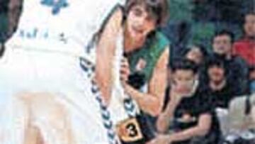 Ricky vigila a Pepe Sánchez.