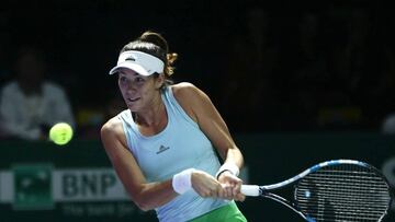 SIN05 SINGAPUR (SINGAPUR) 24/10/2016.- La tenista hispano-venezolana Garbiñe Muguruza devuelve la pelota a la checa Karolina Pliskova durante el partido del grupo Blanco del Masters femenino de Singapur hoy, 24 de octubre de 2016. EFE/Wallace Woon