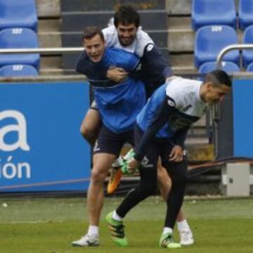 Oriol Riera, Arribas y Fayçal se divierten durante el entrenamiento de ayer en Riazor, pero hoy el estadio será una olla a presión para el Levante. Habrá ‘quedada’ de la afición para recibir al equipo y se espera una entrada por encima de los 25.000 espectadores.