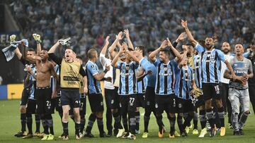 Players of Brazil's Gremio celebrate at the end of a second leg Copa Libertadores semifinal match against Ecuador's Barcelona in Porto Alegre, Brazil, Wednesday, Nov. 1 , 2017. Premio won 3-1 on aggregate. (AP Photo/Wesley Santos)