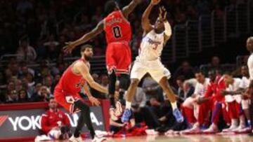 Aaron Broks corta un pase de Chris Paul.