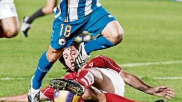 <b>DESTACADO. </b>El mexicano Guardado salta ante la entrada del central murciano Mejía.