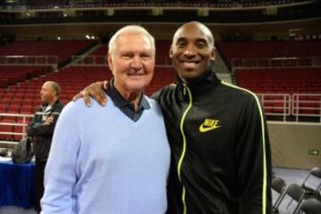 Con Jerry West, en octubre de 2013 en Pekín, donde los Lakers jugaron un encuentro de exhibición.