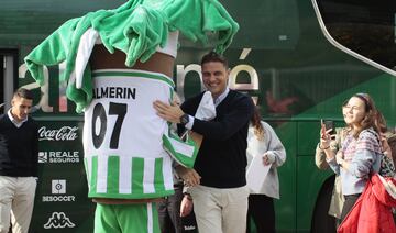 Joaquín saluda a Palmerín la simpática mascota del Betis.