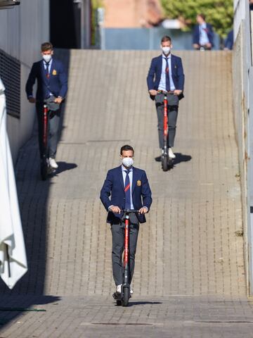 Los jugadores y cuerpo técnico se mueven en patinete durante su concentración para la Eurocopa por la Ciudad de Fútbol de una manera tan divertida y respetuosa para el medio ambiente como es el patinete eléctrico
