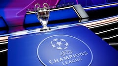 El trofeo de campeón de la UEFA Champions League, en el escenario de un sorteo.