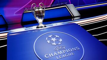 El trofeo de campeón de la UEFA Champions League, en el escenario de un sorteo.