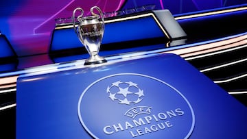El trofeo de campeón de la UEFA Champions League, en el escenario de un sorteo.