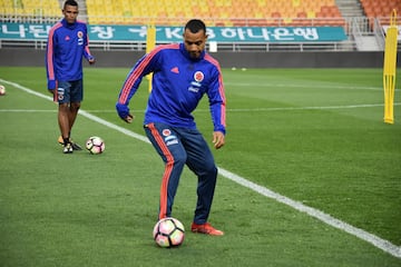 Felipe Pardo con la pelota en el entrenamiento de la Selección Colombia