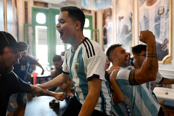 Aficionados argentinos celebran el primer gol de Argentina, obra de Messi de penalti.