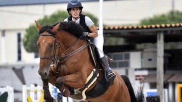 Elena Legarra, de 43 años, murió el día 24 en el centro ecuestre Robledales en Zenotz, en el navarro valle de Ultzama, tras recibir una coz en el tórax en el momento en el que estaba bajando uno de sus caballos del camión. La amazona contaba con una dilat