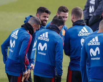 Diego Costa bromeando junto a Sergio Ramos. 