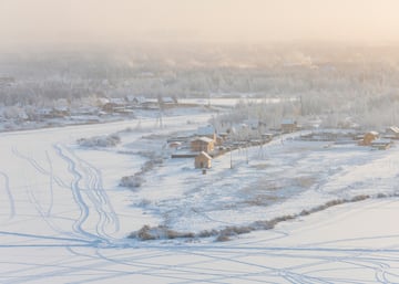 A pesar de estar localizada a 450 kilómetros del círculo polar ártico, en Yakutsk viven alrededor de 300 mil personas, según censo más reciente del que se tiene registro. Muchas de ellas, son científicos especializados en diferentes ramas. El lugar es un importante centro cultural, científico y económico de la región.