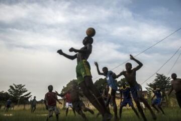 F¨²tbol en Franceville una de las ciudades m¨¢s grandes de Gab¨®n