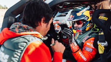 Nasser Al Attiyah con su ingeniero Dani, sobre el Dacia Sandrider del Dakar que compite en el Rally de Marruecos.