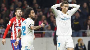Cristiano y Marcelo se lamentan por una ocasión fallada.