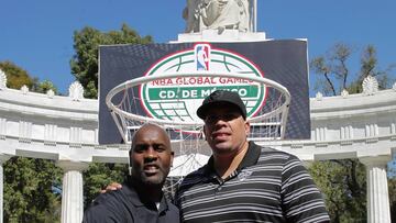 Gary Payton y Horacio Llamas, durnate la presentación de los dos juegos regulares de la NBA que se harán en México.