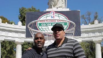 Gary Payton y Horacio Llamas, durnate la presentaci&oacute;n de los dos juegos regulares de la NBA que se har&aacute;n en M&eacute;xico.