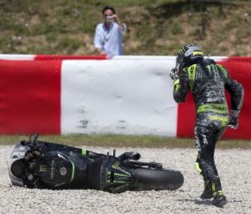 El piloto británico, Cal Crutchlow, tras su caída.