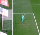¡El botellazo de la vergüenza a Keylor de ultras del Montpellier!