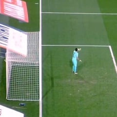 ¡El botellazo de la vergüenza a Keylor de ultras del Montpellier!