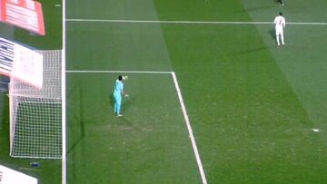 ¡El botellazo a Keylor de ultras del Montpellier!