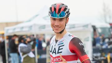 El ciclista español del UAE Emirates Juan Ayuso, antes de una carrera.