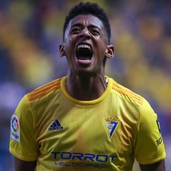 Lozano afianza el liderato del Cádiz