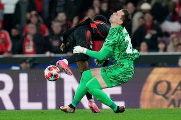 2-1. Error del Barcelona. ?lex Balde y Wojciech Szczesny chocan en una mala salida del guardameta polaco y el baln le cae a Vangelis Pavlidis, que conduce hasta el rea y remata a puerta vaca el segundo de las ?guilas.