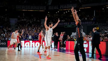 Sergio Llull celebra su triple de campo a campo ante el Girona mientras el canterano Hugo González corre a abrazarle.