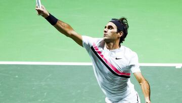 Federer, ejecutando un &#039;smash&#039; ante Seppi.