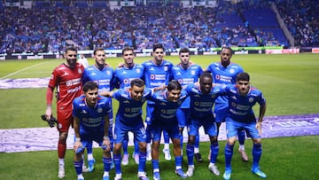 Soccer Football - Liga MX - Cruz Azul v Pachuca - Estadio Cuauhtemoc, Puebla, Mexico - April 4, 2026 Cruz Azul players pose for a team group photo before the match REUTERS/Eloisa Sanchez