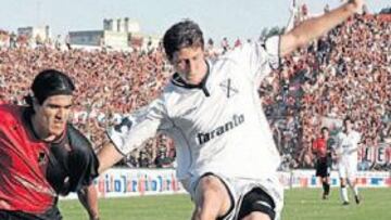 <b>SORPRESA. </b>David Ángel Abraham, jugando un encuentro con Independiente en Argentina.