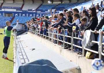 Pombo, al igual que el resto de sus compañeros, lanzó balones a los aficionados que acudieron al entrenamiento una vez finalizada la sesión.