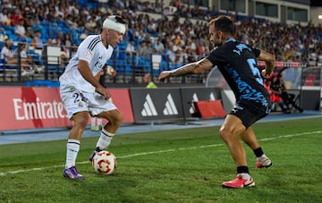 David Jiménez encara a Javi Jiménez en el Real Madrid Castilla-Ibiza de Primera Federación disputado el pasado 31 de agosto en el Di Stéfano.
