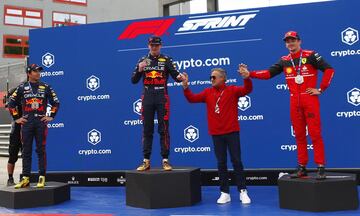 Max Verstappen celebrando su victoria de la carrera al Sprint junto al ex piloto Jean Alesi, Charles Leclerc de Ferrari que termin¨® segundo y Sergio P¨¦rez de RedBull, que termin¨® tercero