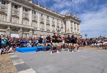 En un escenario imponente, la madrile?a Plaza de Oriente, ante cientos de personas, los Classic All Blacks, combinado de exjugadores de la selecci車n neozelandesa de rugby, ejecutaron ayer la &haka*, su danza ritual maor赤. Fue su carta de presentaci車n antes de medirse, en el Wanda Metropolitano, con Espa?a.