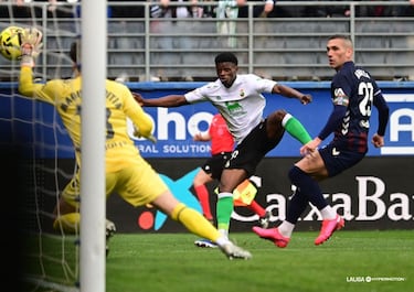 Aprobados y suspensos del Racing en Eibar: Goles perdonados, autoexpulsión, nula reacción y derrota