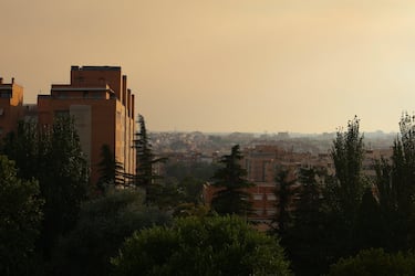 El foco del fuego se sitúa en Méntrida, y su humo ha alcanzado buena parte de la capital.