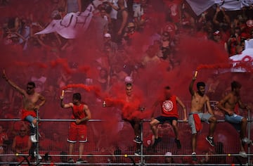 Los seguidores del equipo rojo animando pese a la derrota.